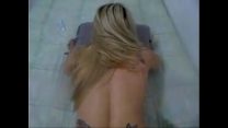 Arrombando o cuzinho da loira tatuada de quatro