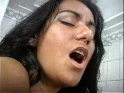 Morena deliciosa cavalgando na rola e remexendo o cuzinho