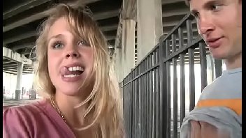 Novinha fode em publico com o safado