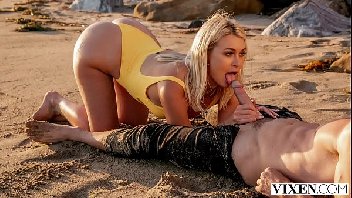 Novinha na praia de nudismo com o macho a fodendo todinha